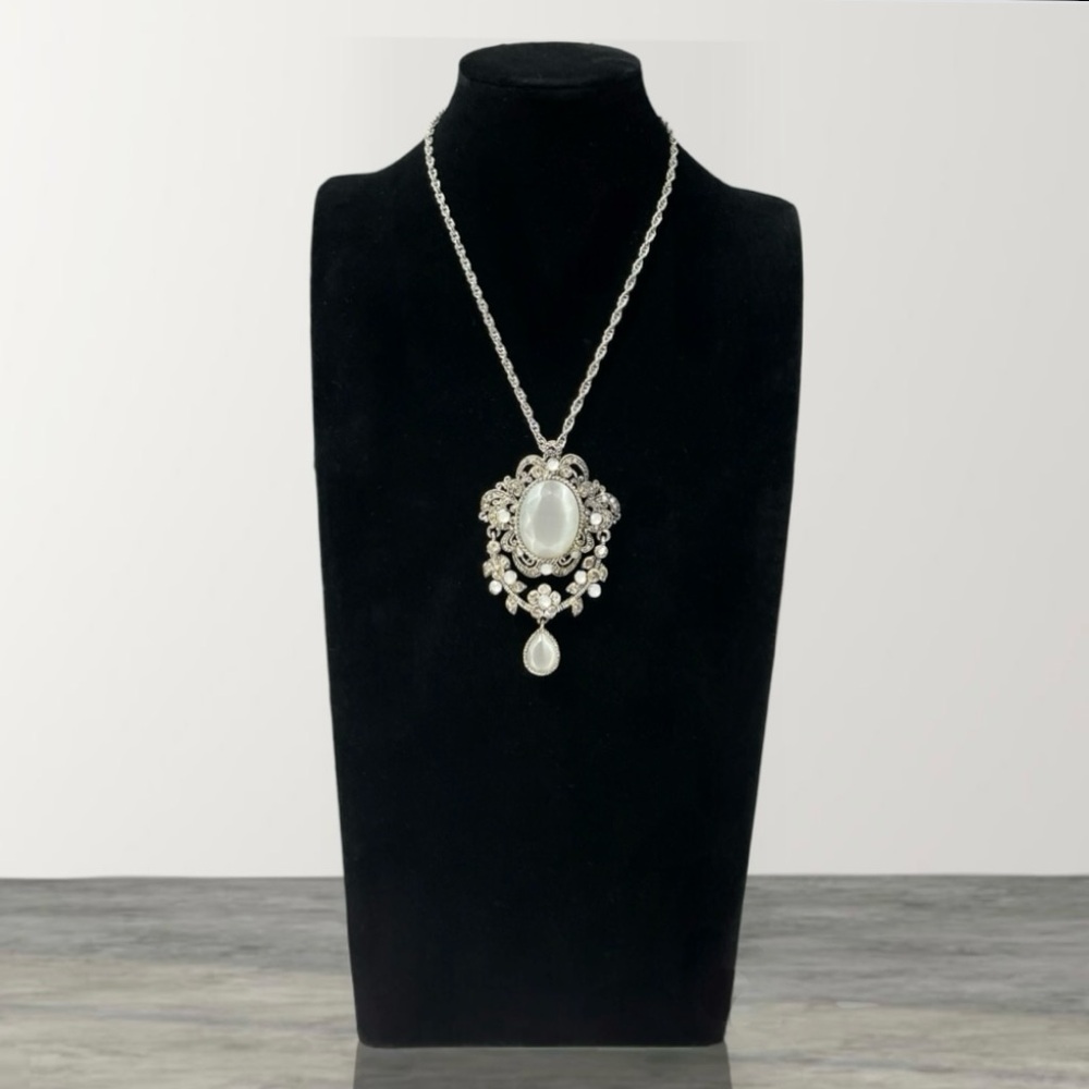 Vintage Avon White Cat’s Eye Glass Rhinestone Silver Tone Pendant Necklace